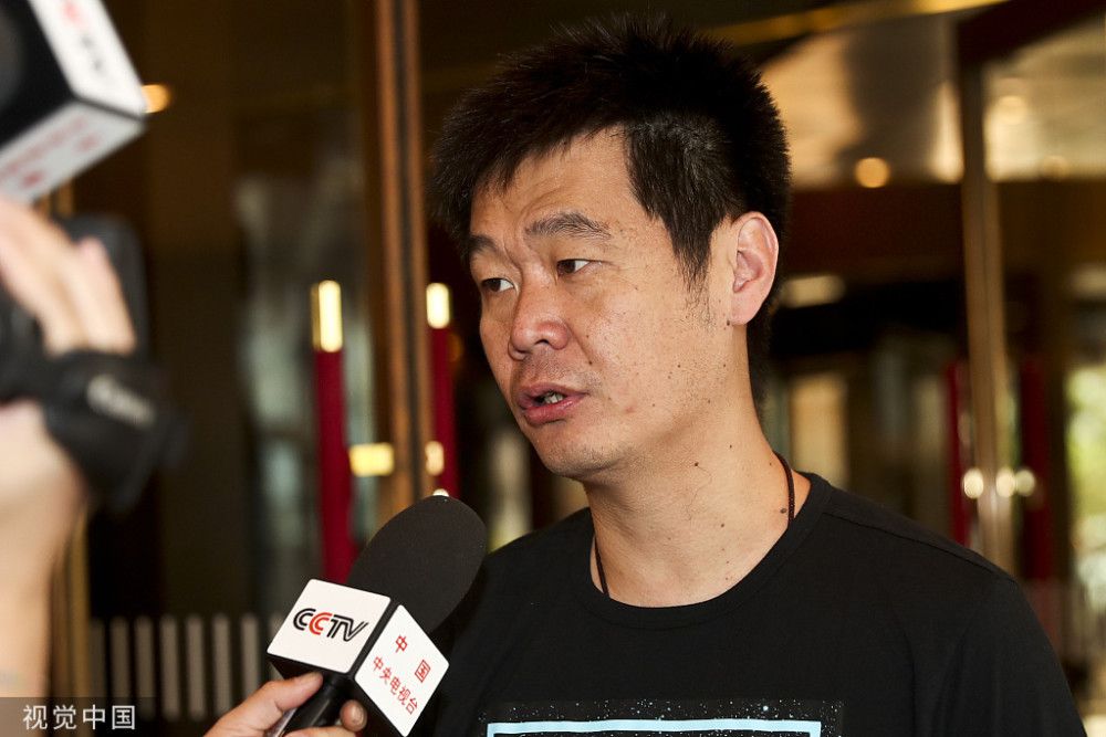 「俗语说家是一小我的出发点，我们逃离家庭，而后又回回其怀抱。」具有近20人的庞大家族齐聚到小岛上，为了庆贺爷爷奶奶的50周年金婚！在斑斓的小岛上年夜家狂欢打闹、高歌，犹如童年时无忧无虑相处。但是合法派对事后年夜家要各自回家之际，一场突如其来的风波打乱了所有船隻班次，所有人被迫受困在小岛上，久未长时候相处的年夜家，俄然间得挤在同个屋簷下共度两天两夜。当怀孕的老婆赶上前妻、两小无猜在分隔多年后再次碰头，所有兄弟姐妹表哥表姊终年来的回想与不胜，让房子裡的暗流澎湃行将年夜过海上的风波。